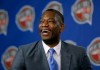 Dikembe Mutombo durante una rueda de prensa tras el anuncio que había sido incluido como finalista para ingresar al Salón de la Fama del baloncesto, el 14 de febrero de 2015, en Nueva York. (AP Foto/Julio Cortez)