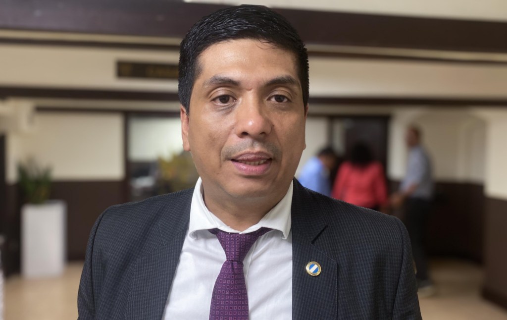 El juez Mynor Moto habla con la prensa.