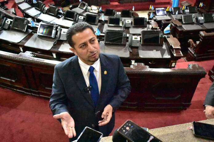 El presidente del Congreso, Nery Ramos, explica el método para elegir a magistrados de Cortes. Foto: Daniel Ramírez