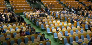 Varias delegaciones abandonan la sala de la Asamblea General de la ONU cuando el primer ministro de Israel entra para su intervención. Foto: Noticias ONU