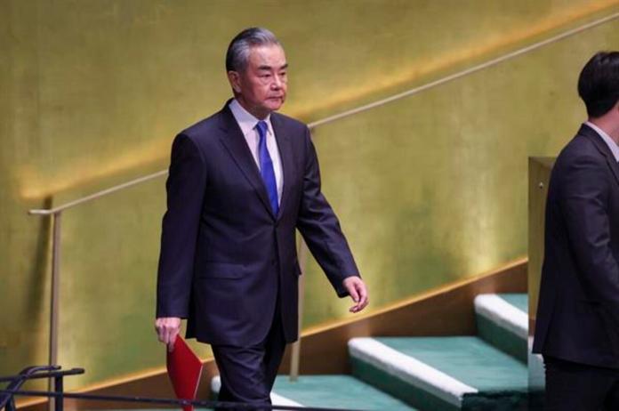 El Ministro de Relaciones Exteriores de la República Popular China, Wang Yi (izq.), se acerca al podio para hablar durante la 