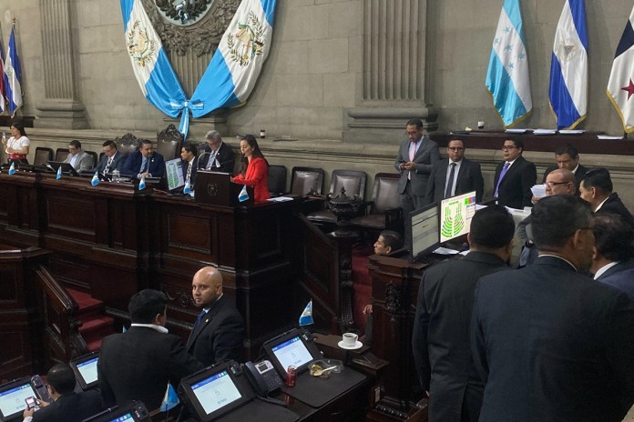 Los diputados no respaldan las objeciones que presentaron Maynor Mejía Popol y Nadia De León contra la ampliación al presupuesto general. Foto: José Orozco