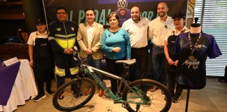 Annelisa Castillo de Fundación de AMOR, Annelisa Castillo acompañada de representantes de patrocinadores de la actividad "Al pedal por el paciente renal". Fotografía: Fabricio Alonzo / La Hora