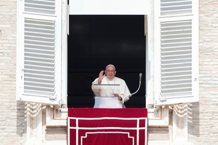 El papa Francisco saluda durante la plegaria del Angelus desde la ventana de su estudio con vistas a la plaza de San Pedro, en el Vaticano, el domingo 22 de septiembre de 2024. (AP Foto/Alessandra Tarantino)