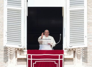 El papa Francisco saluda durante la plegaria del Angelus desde la ventana de su estudio con vistas a la plaza de San Pedro, en el Vaticano, el domingo 22 de septiembre de 2024. (AP Foto/Alessandra Tarantino)