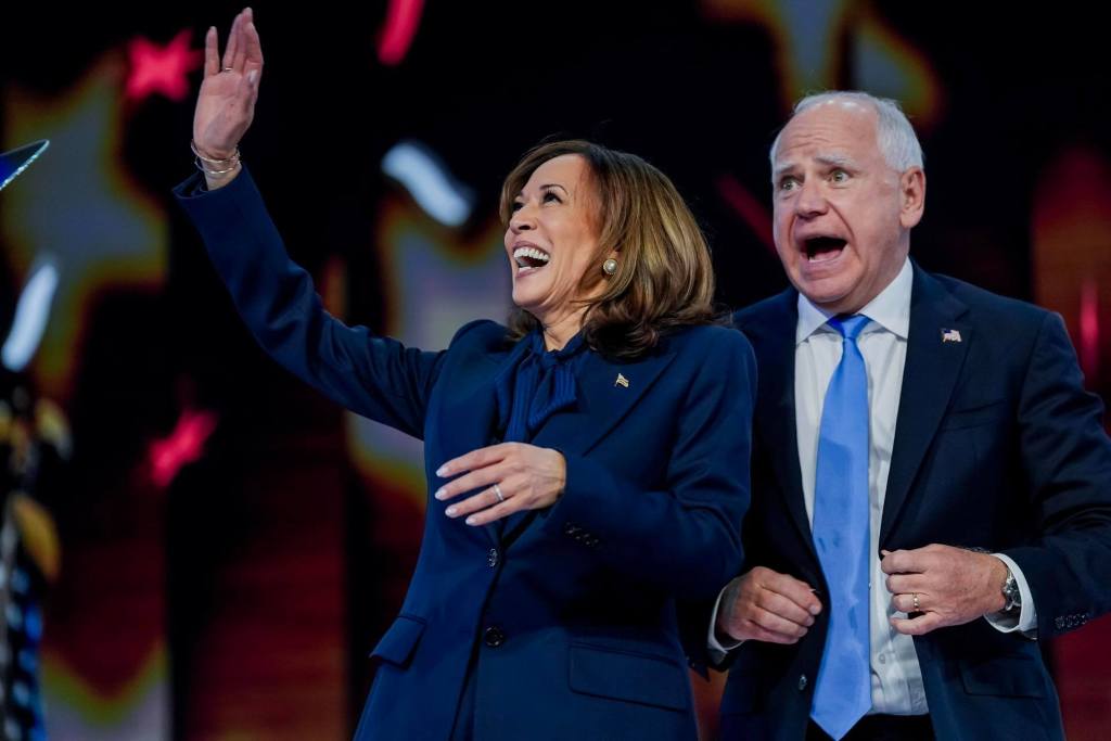 Candidata presidencial demócrata de Estados Unidos, Kamala Harris , y el gobernador de Minnesota y candidato demócrata a vicepresidente, Tim Walz (der.). EFE/WILL OLIVER