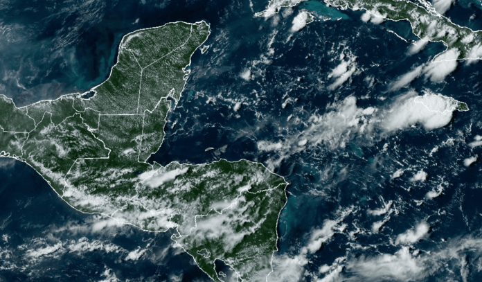 Este viernes hay poca nubosidad, pero una onda tropical se acerca. Foto: NOAA