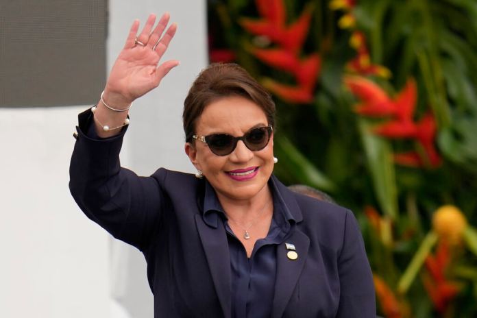 La presidenta hondureña Xiomara Castro saluda durante la ceremonia de juramentación del presidente colombiano Gustavo Petro, el 7 de agosto de 2022, en Bogotá, Colombia. (AP Foto/Fernando Vergara, archivo)