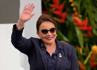 La presidenta hondureña Xiomara Castro saluda durante la ceremonia de juramentación del presidente colombiano Gustavo Petro, el 7 de agosto de 2022, en Bogotá, Colombia. (AP Foto/Fernando Vergara, archivo)