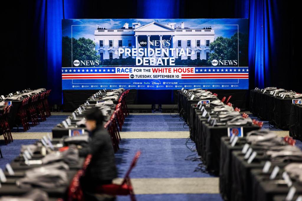 Una valla publicitaria anuncia el próximo debate presidencial entre el expresidente estadounidense Donald J. Trump y la actual vicepresidenta Kamala Harris. EFE/EPA/JIM LO SCALZO