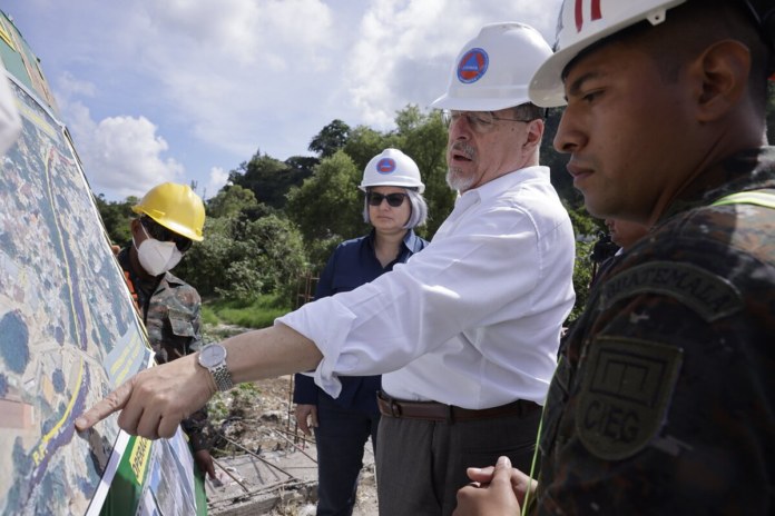 Presidente revisó dragado de rio las vacas en Chinautla. Foto: CSP