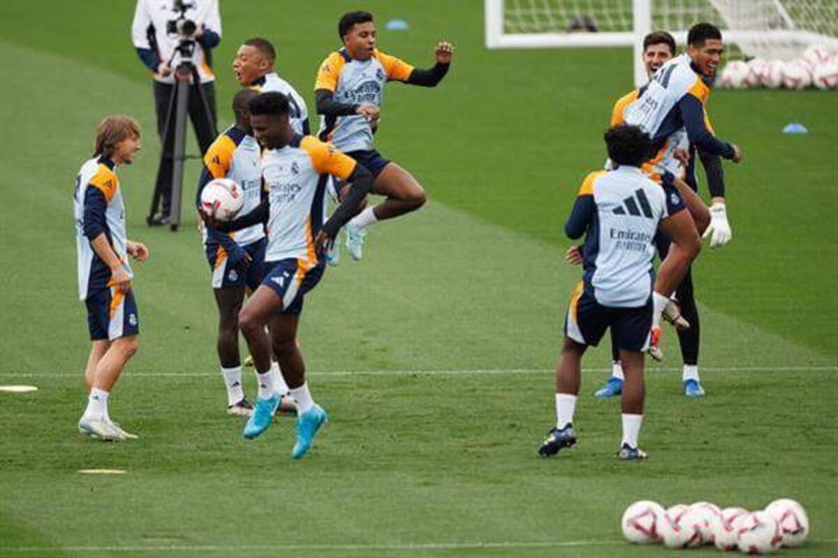 Los jugadores del Real Madrid durante el entrenamiento de este viernes. EFE/Sergio Perez