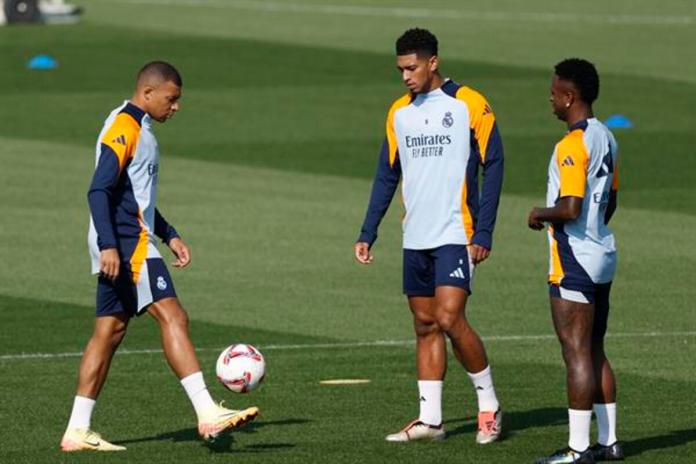 Los jugadores del Real Madrid Kylian Mbappé, Vinicius Jr y Jude Bellingham, durante el entrenamiento en la Ciudad Deportiva de Valdebebas, previo del partido liguero frente al Alavés.-EFE/ Rodrigo Jiménez