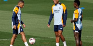 Los jugadores del Real Madrid Kylian Mbappé, Vinicius Jr y Jude Bellingham, durante el entrenamiento en la Ciudad Deportiva de Valdebebas, previo del partido liguero frente al Alavés.-EFE/ Rodrigo Jiménez