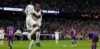 Rodrygo celebra con su compañero del Real Madrid, Vinícius Júnior tras anotar el tercer gol de su equipo en el encuentro ante el Espanyol en la liga española el sábado 21 de septiembre del 2024. (AP Foto/Manu Fernandez)