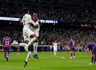 Rodrygo celebra con su compañero del Real Madrid, Vinícius Júnior tras anotar el tercer gol de su equipo en el encuentro ante el Espanyol en la liga española el sábado 21 de septiembre del 2024. (AP Foto/Manu Fernandez)