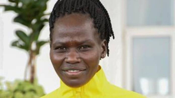 La atleta olímpica ugandesa Rebecca Cheptegei posa para un retrato durante el inicio de la participación del equipo ugandés en los Juegos Olímpicos de París 2024 en la Casa del Estado en Entebbe, Uganda, el 16 de julio de 2024 (publicado el 5 de septiembre de 2024). Cheptegei, de 33 años, corredora de largas distancias, murió el 5 de septiembre en un hospital de Kenia donde estaba siendo atendida después de que el 80 por ciento de su cuerpo sufriera quemaduras en un ataque de su pareja el 1 de septiembre. (Kenia) EFE/EPA/STR