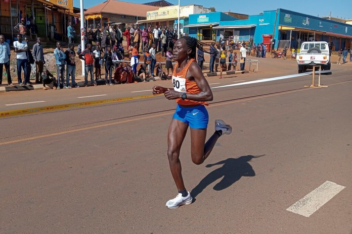 Rebecca Cheptegei, una atleta ugandesa que vive en Kenia, fue quemada por su novio. (Foto AP)