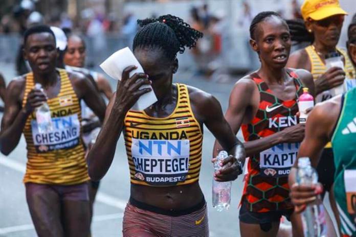 Imagen de archivo de la atleta ugandesa Rebecca Cheptegei (2ª I) durante el Campeonato Mundial de Atletismo en Budapest, Hungría, el 26 de agosto de 2023. EFE/EPA/Istvan Derencsenyi H