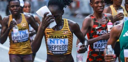 Imagen de archivo de la atleta ugandesa Rebecca Cheptegei (2ª I) durante el Campeonato Mundial de Atletismo en Budapest, Hungría, el 26 de agosto de 2023. EFE/EPA/Istvan Derencsenyi H