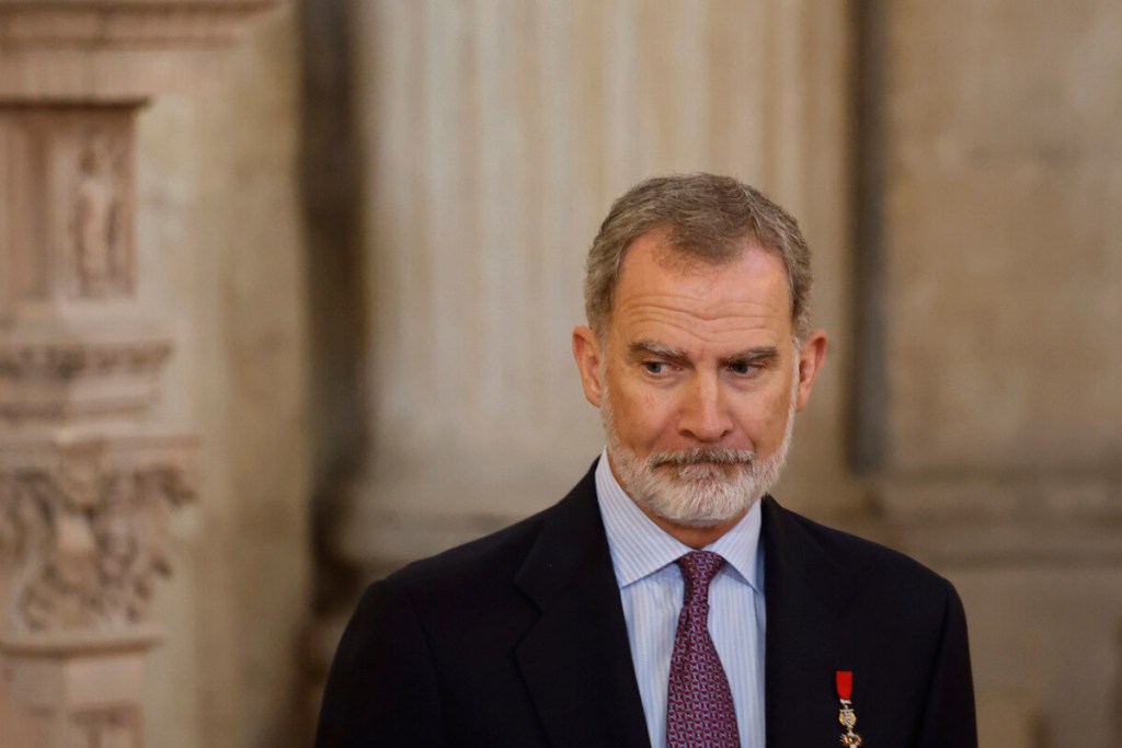 El rey de España llega a una conmemoración por el décimo aniversario de la proclamación del Rey Felipe VI en el Palacio Real de Madrid, España, el 19 de junio de 2024. (Juan Medina/ Foto Pool vía AP, Archivo)