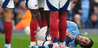 El futbolista del Manchester City Rodri reacciona tras lesionarse en el partido de la Premier League inglesa que enfrentó a su equipo con el Arsenal, en el estadio Etihad, en Manchester, Inglaterra, el 22 de septiembre de 2024. (Martin Rickett/PA vía AP)