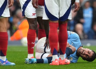 El futbolista del Manchester City Rodri reacciona tras lesionarse en el partido de la Premier League inglesa que enfrentó a su equipo con el Arsenal, en el estadio Etihad, en Manchester, Inglaterra, el 22 de septiembre de 2024. (Martin Rickett/PA vía AP)