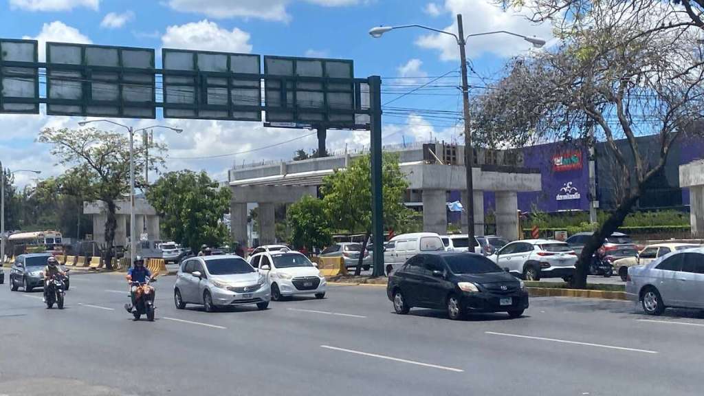 El viceministro de Comunicaciones, Max Alejandro García, informó que recibieron un recurso de reposión de la constructora. Foto: La Hora