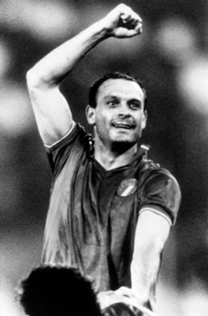 El delantero de la selección italiana Salvatore Schillaci celebra el gol metido contra Irlanda, en los cuartos de final del Campeonato del Mundo, en el estadio Olímpico de Roma. EFE/Meté Razlikli/ma