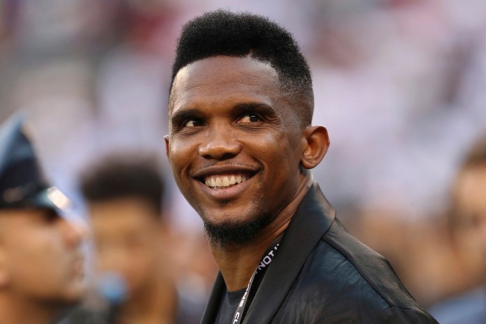 ARCHIVO - El retirado futbolista camerunés Samuel Eto'o previo a un partido de la International Champions Cup entre el Atlético de Madrid y Real Madrid, el 26 de julio de 2019, en East Rutherford, Nueva Jersey. (AP Foto/Steve Luciano)