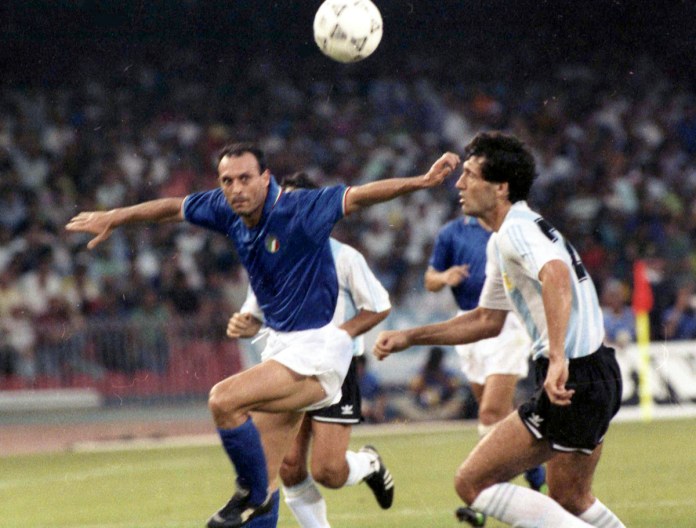 ARCHIVO - El italiano Salvatore Schillaci (izquierda) y el argentino Juan Simón disputa el balón en la semifinal de la Copa Mundial, el 3 de julio de 1990, en Nápoles, Italia. (AP Foto)