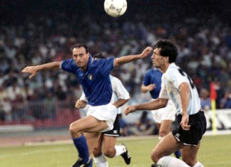 ARCHIVO - El italiano Salvatore Schillaci (izquierda) y el argentino Juan Simón disputa el balón en la semifinal de la Copa Mundial, el 3 de julio de 1990, en Nápoles, Italia. (AP Foto)