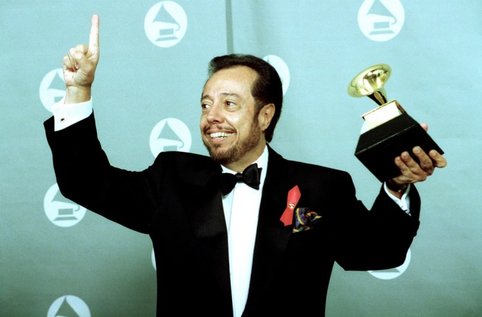 ARCHIVO - Sergio Mendes con su gramófono dorado en los Grammy en el Shrine Auditorium en Los Angeles, el 24 de febrero de 1993. (Foto AP/Reed Saxon, archivo)