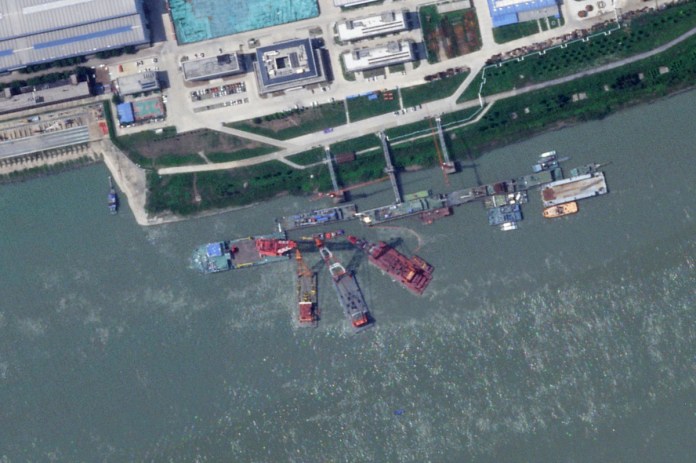 Esta imagen satelital de Planet Labs PBC muestra lo que parece ser un submarino chino hundido en un puerto cerca de Wuhan, China, el 15 de junio de 2024. (Planet Labs PBC vía AP)