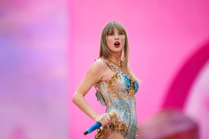 Taylor Swift actúa en el estadio de Wembley en un concierto de su gira Eras Tour, el 21 de junio de 2024, en Londres. (Foto de Scott A Garfitt/Invision/AP, archivo)