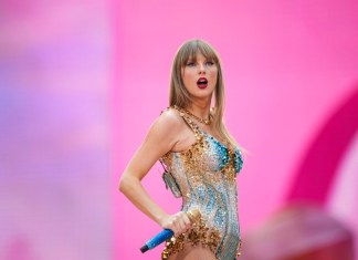 Taylor Swift actúa en el estadio de Wembley en un concierto de su gira Eras Tour, el 21 de junio de 2024, en Londres. (Foto de Scott A Garfitt/Invision/AP, archivo)