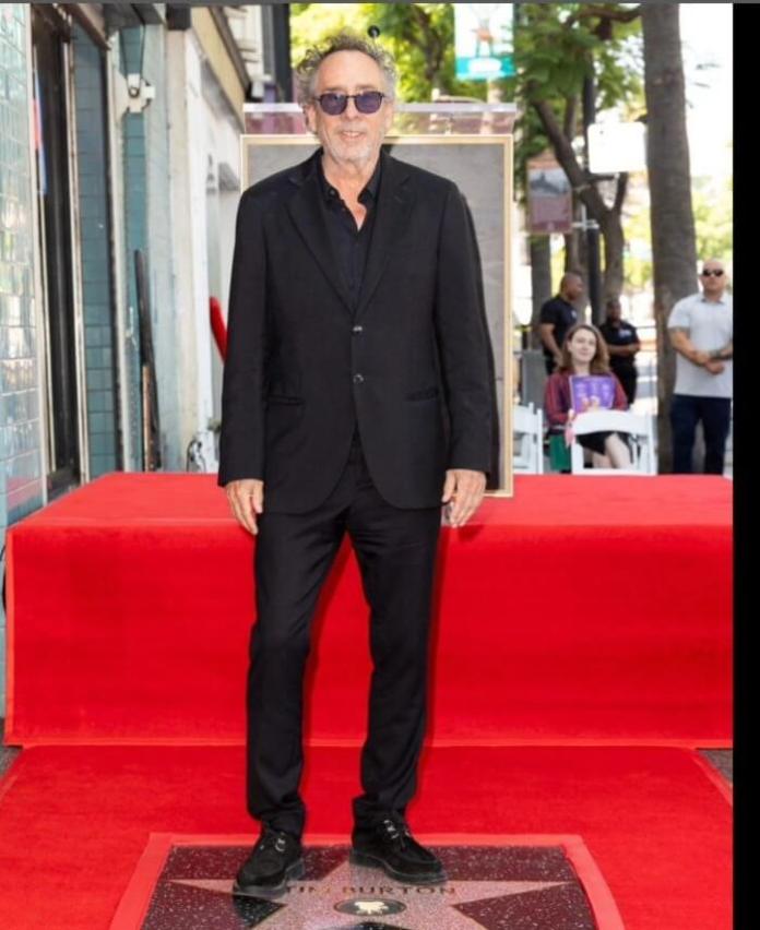 Tim Burton tras recibir su estrella en el paseo de la fama de Hollywood. Foto La Hora / Instagram @hwdwalkoffame