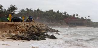 Personal de Protección Civil, Ejercito Mexicano y Policías del Estado realizan rondas de vigilancia, en playas de Tulum en Quintana Roo (México). Imagen de archivo. EFE/Alonso Cupul