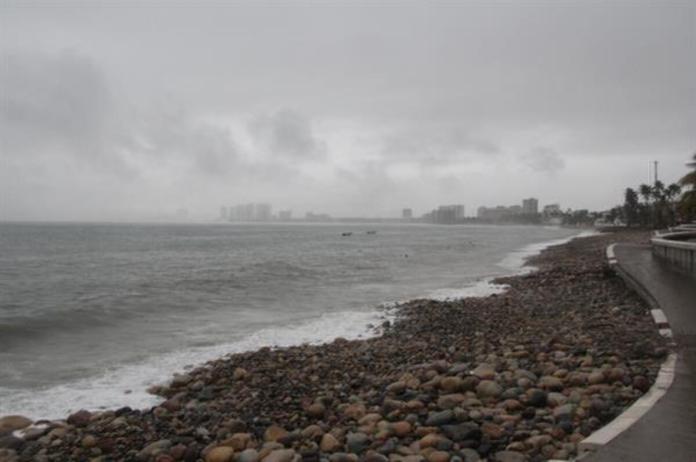 Vista general de las rachas de lluvia que cae sobre la bahía de Puerto Vallarta (México). Imagen de archivo. EFE/Francisco Pérez