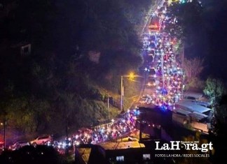 Decenas de vehículos quedaron varados en el tráfico por horas.
