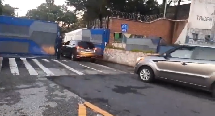 carros ingresando a la Universidad de San Carlos