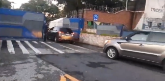 carros ingresando a la Universidad de San Carlos