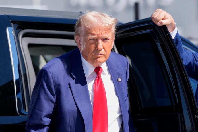 El candidato presidencial republicano Donald Trump llega al Aeropuerto Internacional Harry Reid para abordar un avión después de un viaje de campaña, el sábado 14 de septiembre de 2024, en Las Vegas. (Foto AP/Alex Brandon)