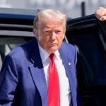El candidato presidencial republicano Donald Trump llega al Aeropuerto Internacional Harry Reid para abordar un avión después de un viaje de campaña, el sábado 14 de septiembre de 2024, en Las Vegas. (Foto AP/Alex Brandon)