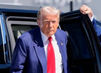 El candidato presidencial republicano Donald Trump llega al Aeropuerto Internacional Harry Reid para abordar un avión después de un viaje de campaña, el sábado 14 de septiembre de 2024, en Las Vegas. (Foto AP/Alex Brandon)