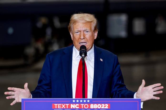 El expresidente estadounidense y candidato presidencial republicano a la Casa Blanca, Donald Trump, habla durante un evento de campaña en Mosack Group, un fabricante de plomería comercial en Mint Hill, Carolina del Norte, EE.UU.,EFE/ERIK S. MENOR