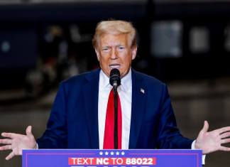 El expresidente estadounidense y candidato presidencial republicano a la Casa Blanca, Donald Trump, habla durante un evento de campaña en Mosack Group, un fabricante de plomería comercial en Mint Hill, Carolina del Norte, EE.UU.,EFE/ERIK S. MENOR