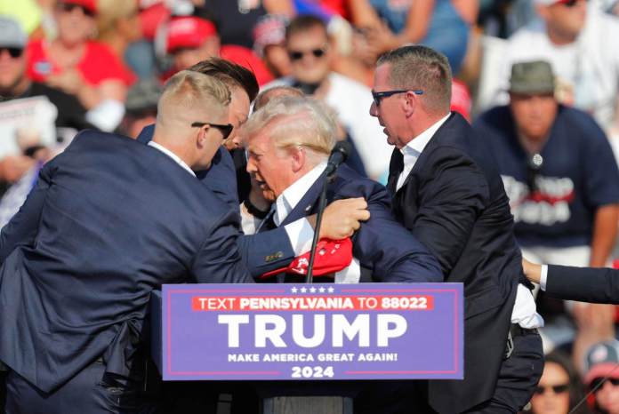 Fotografía de archivo del expresidente de EE.UU., Donald Trump mientras era evacuado de un mitin en Butler Pensilvania (EE.UU.) después de que se escucharan tiros en lugar que lo alcanzaron a herir en la oreja derecha. EFE/EPA/DAVID MAXWELL