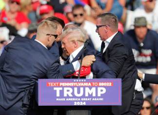 Fotografía de archivo del expresidente de EE.UU., Donald Trump mientras era evacuado de un mitin en Butler Pensilvania (EE.UU.) después de que se escucharan tiros en lugar que lo alcanzaron a herir en la oreja derecha. EFE/EPA/DAVID MAXWELL