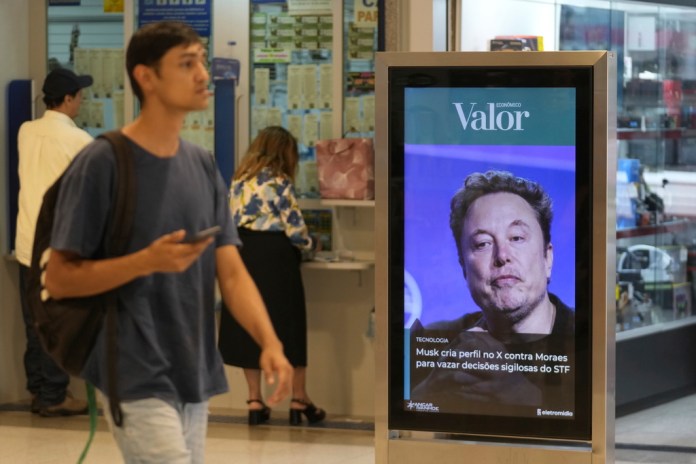 Un anuncio de Valor muestra una fotografía de Elon Musk en un centro comercial de Brasilia, Brasil, el lunes 2 de septiembre de 2024. (AP Foto/Eraldo Peres)